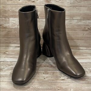 DKNY Caleena Helled Boot Elegant Metallic Ankle Boots Size 8.5 NWT